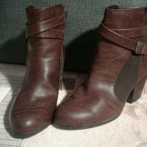 Size 6 Medium, 2 Tone Brown Boots